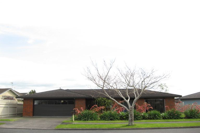 Photo of property in 8 Kinross Drive, Merrilands, New Plymouth, 4312