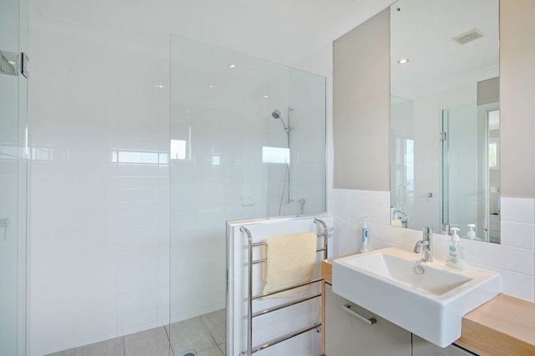 Photo of property in 4a Hyde Road, Rothesay Bay, Auckland, 0630