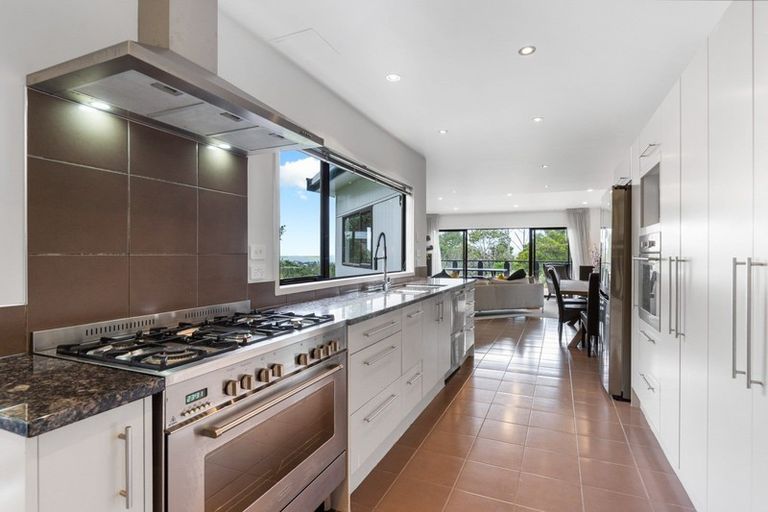 Photo of property in 2/5 Dalmeny Close, Murrays Bay, Auckland, 0630