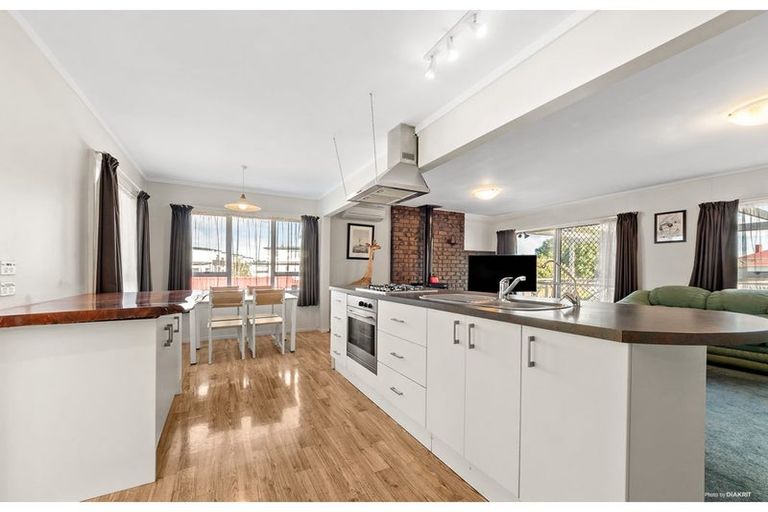 Photo of property in 13 Gladfield Lane, Te Atatu Peninsula, Auckland, 0610