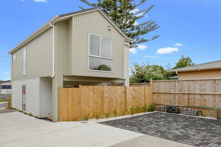 Photo of property in 10a Roberts Road, Te Atatu South, Auckland, 0610