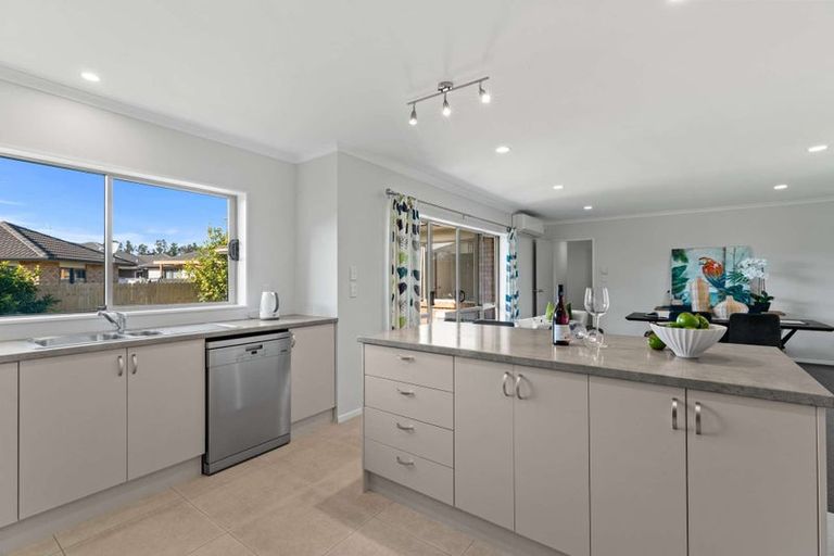 Photo of property in 37 Breaker Grove, Waiuku, 2123