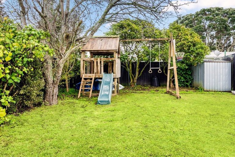 Photo of property in 36 Yeovil Road, Te Atatu Peninsula, Auckland, 0610
