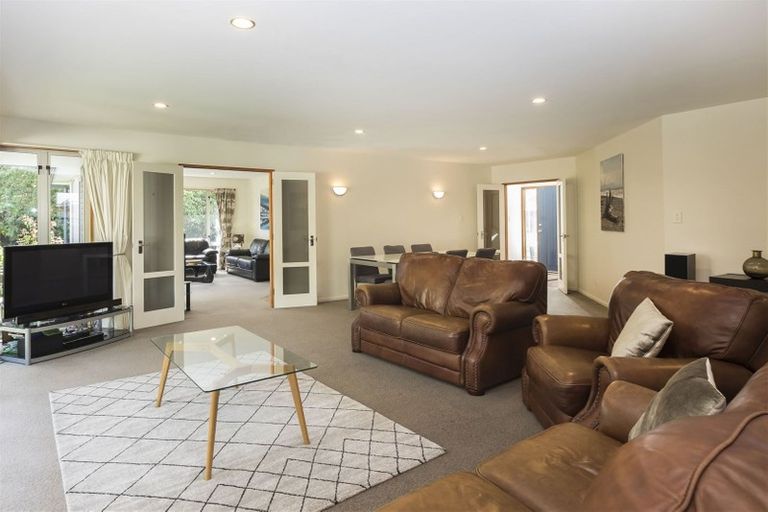 Photo of property in 16 Huntingdon Place, Avonhead, Christchurch, 8042