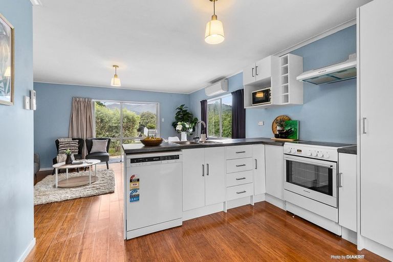 Photo of property in 1 Farrier Grove, Featherston, 5710