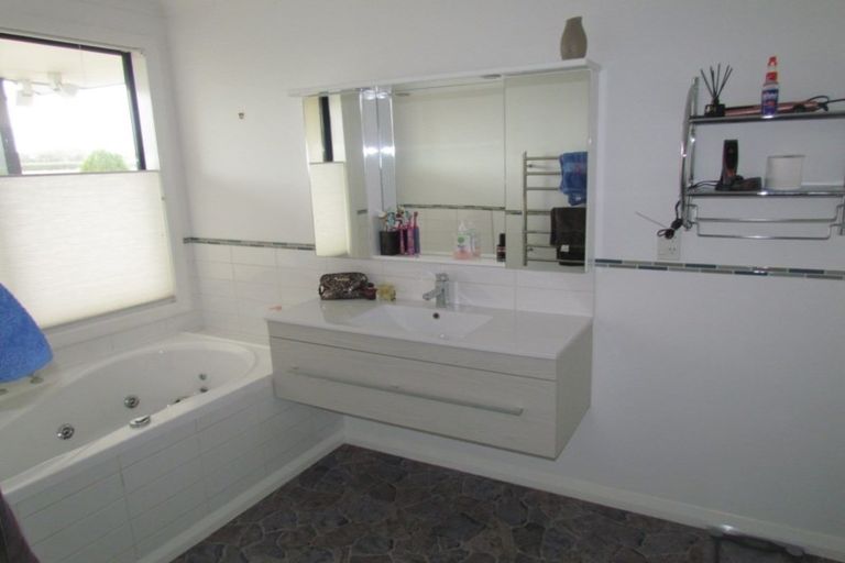 Photo of property in 9a Racecourse Road, Winton, 9782