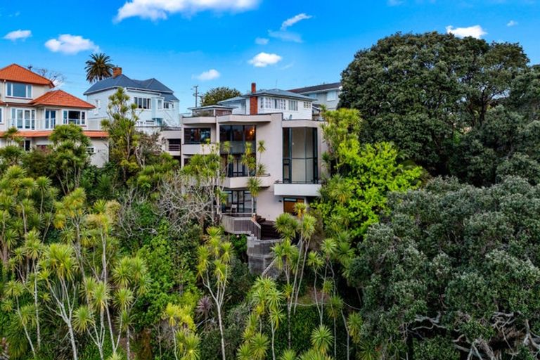 Photo of property in 2/102 Queen Street, Northcote Point, Auckland, 0627