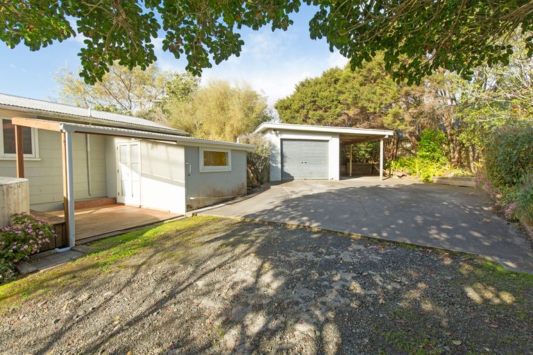 Photo of property in 7 Holiday Road, Stanmore Bay, Whangaparaoa, 0932