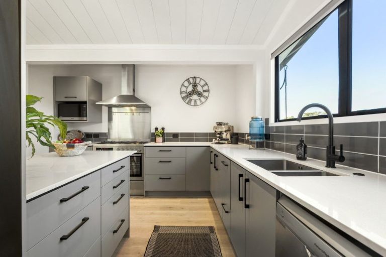 Photo of property in 22 Maori Hut Road, Red Beach, 0932