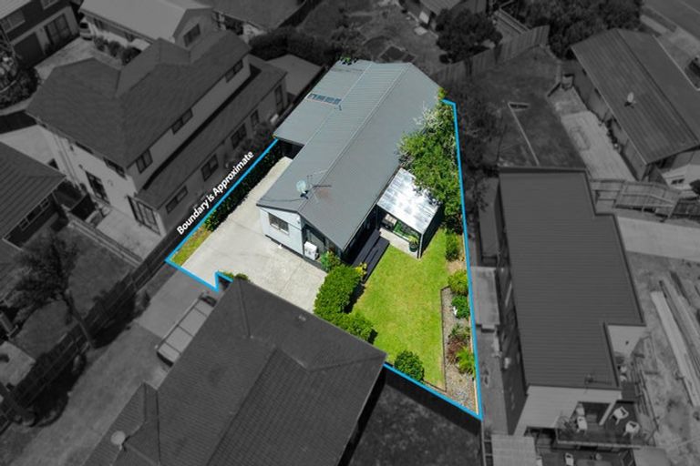 Photo of property in 2/34 Tupaki Place, Pakuranga Heights, Auckland, 2010