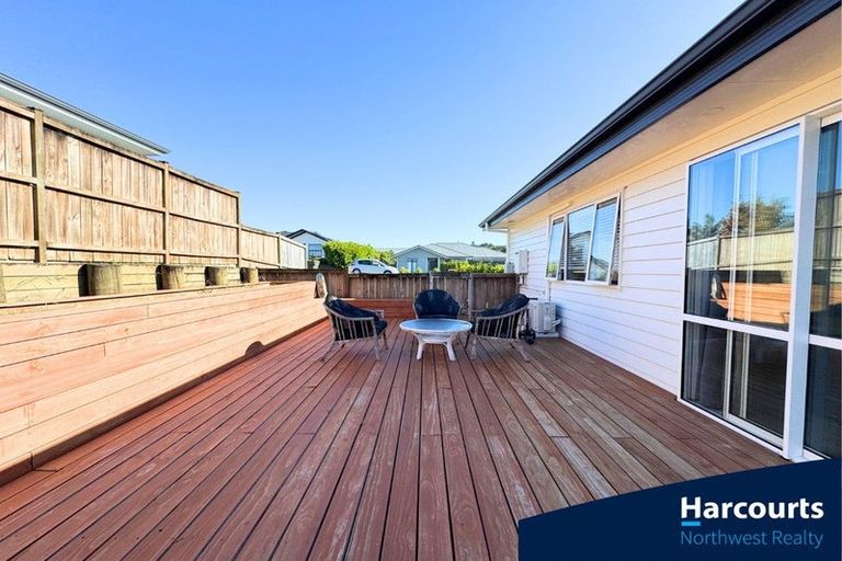 Photo of property in 5 Malbec Place, Huapai, Kumeu, 0810