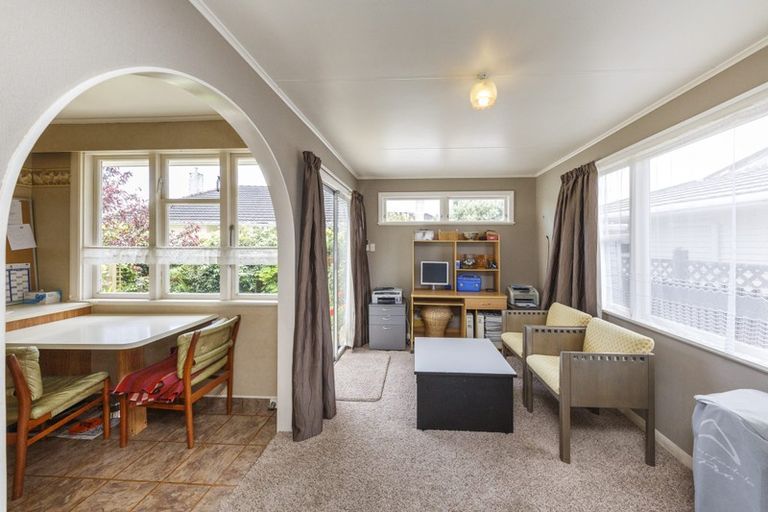 Photo of property in 8 Montrose Place, Takaro, Palmerston North, 4412