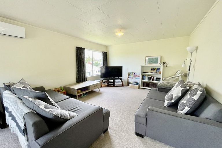 Photo of property in 2/15 Kirklow Place, Goodwood Heights, Auckland, 2105