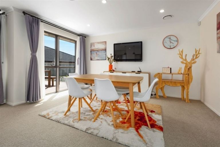 Photo of property in 82 Queen Charlotte Drive, Aotea, Porirua, 5024