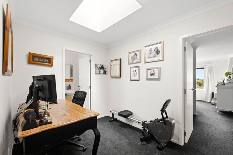 Photo of property in 194 Saint James Drive, Huntington, Hamilton, 3210