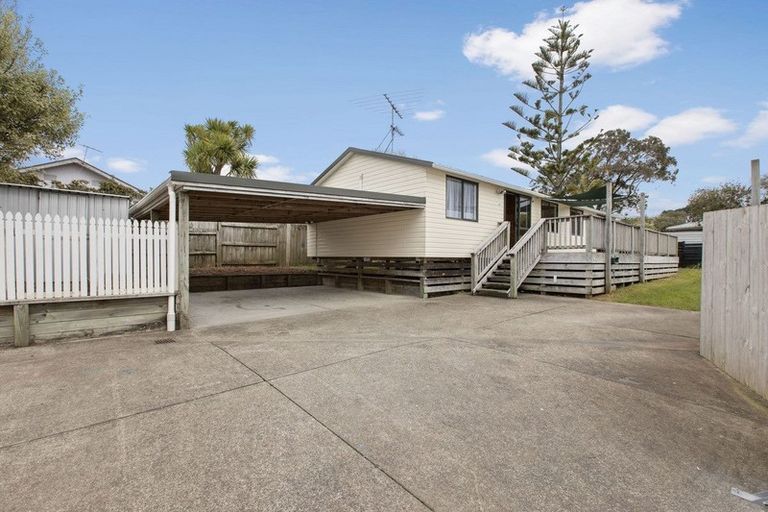 Photo of property in 2/44 Hayman Place, Beach Haven, Auckland, 0626