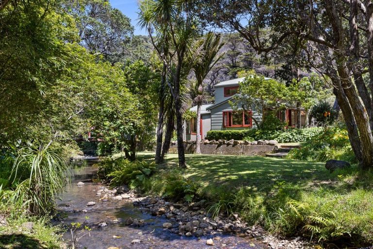 Photo of property in 66 Karekare Road, Karekare, Auckland, 0772