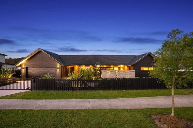 Photo of property in 2 Len Ireland Drive, Kumeu, 0810