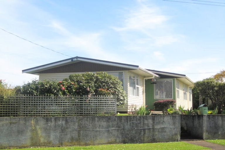 Photo of property in 102 Glenpark Avenue, Frankleigh Park, New Plymouth, 4310