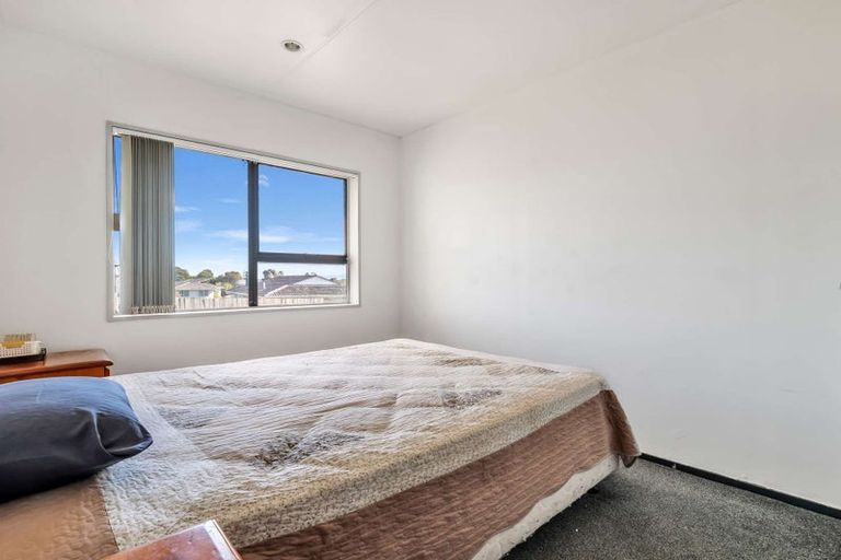 Photo of property in 1/18 Frobisher Way, Clendon Park, Auckland, 2103