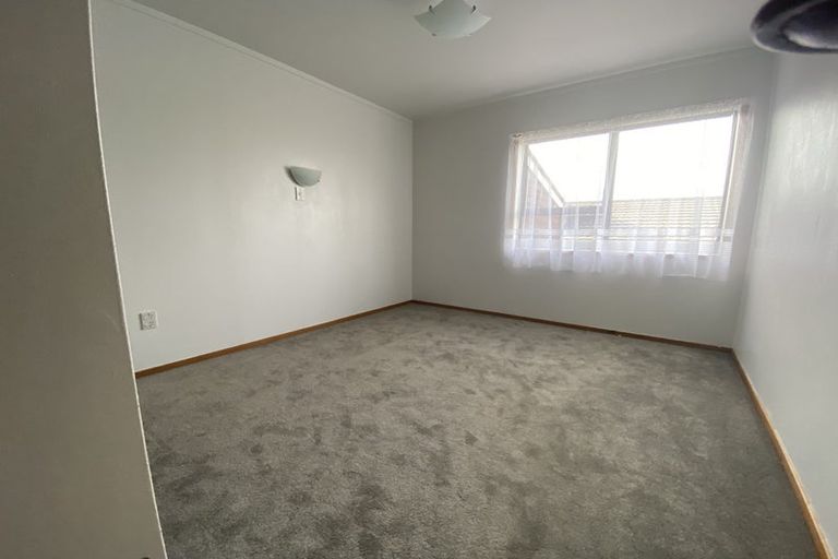 Photo of property in 4200 Great North Road, Glendene, Auckland, 0602