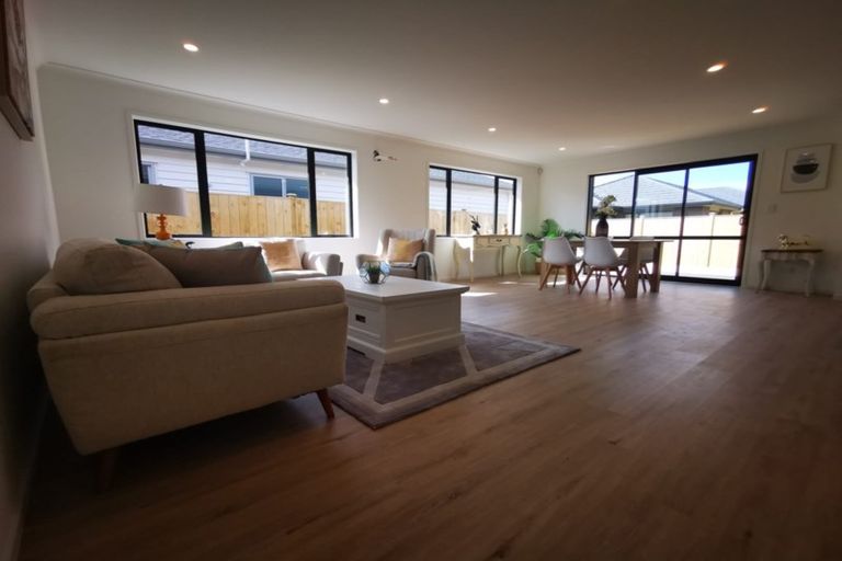 Photo of property in 12 Ropere Street, Kumeu, 0810