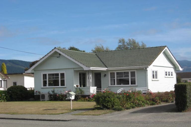 Photo of property in 16 Holmes Street, Waimate, 7924