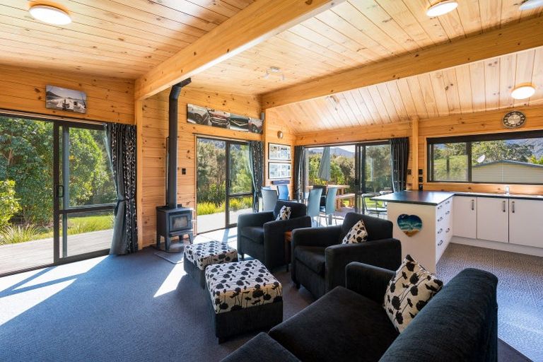 Photo of property in 2 Worlds End Road, Tennyson Inlet, 7195