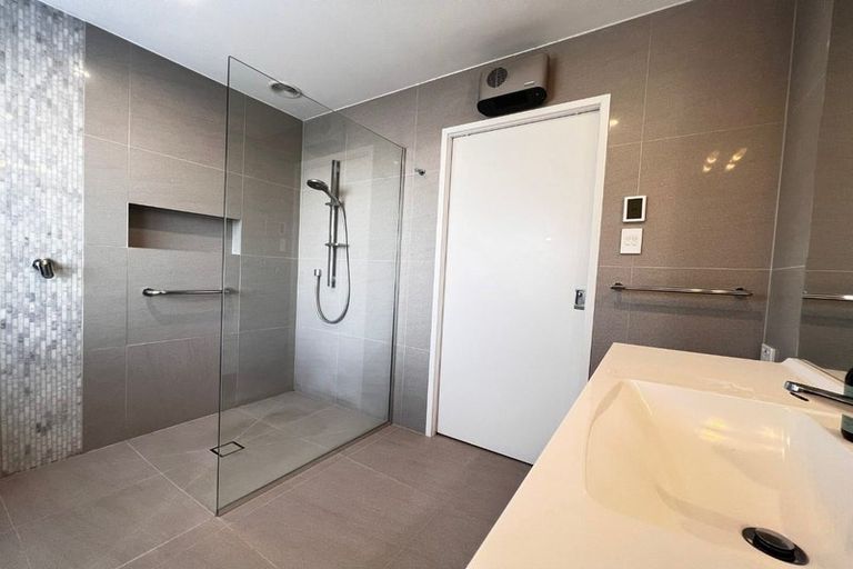 Photo of property in 1/17 Milford Road, Milford, Auckland, 0620