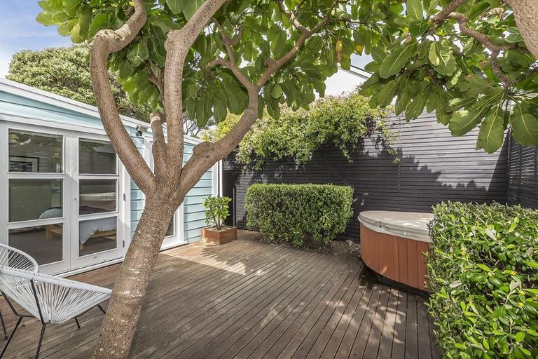 Photo of property in 69 Marine Parade, Seatoun, Wellington, 6022