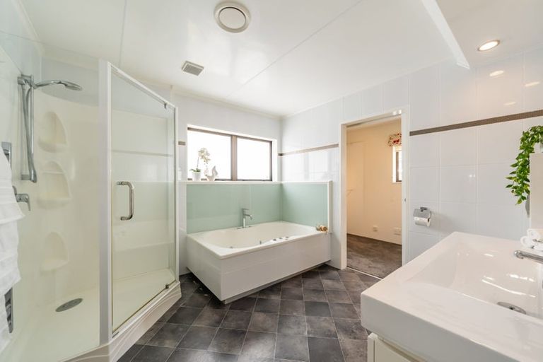 Photo of property in 7 King Charles Drive, Kingsley Heights, Upper Hutt, 5018