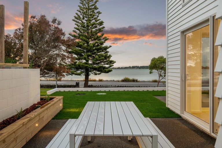 Photo of property in 2/1 The Brae, Mount Pleasant, Christchurch, 8081