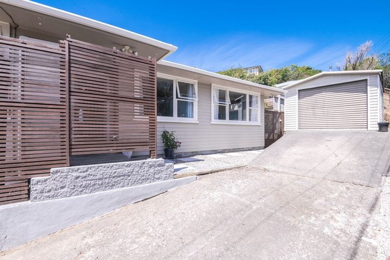 Photo of property in 58 Catherine Crescent, Paparangi, Wellington, 6037
