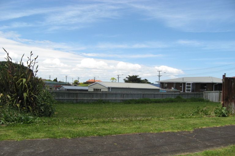 Photo of property in 1 Kapuka Road, Mangere Bridge, Auckland, 2022