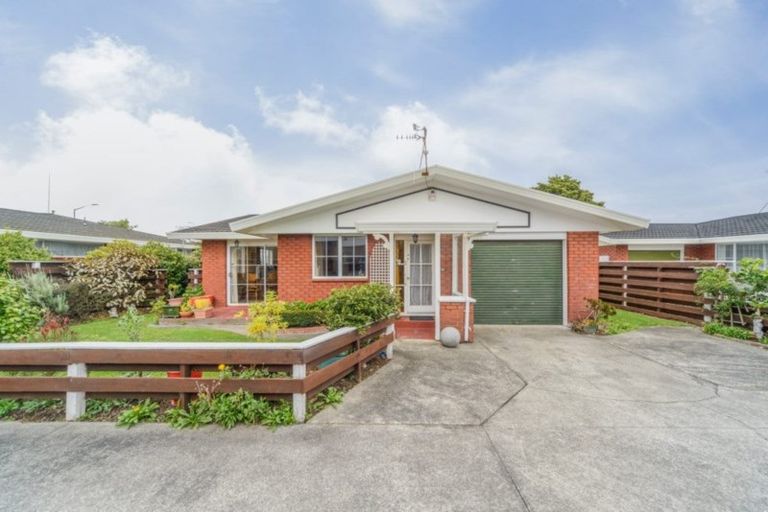Photo of property in 2/142 Heretaunga Street, Palmerston North, 4414