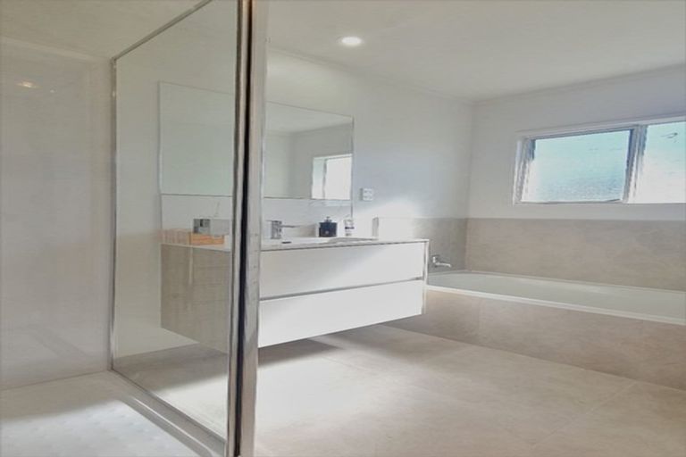 Photo of property in 18 Flagstaff Place, Massey, Auckland, 0614