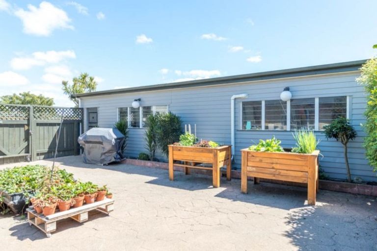 Photo of property in 15 Pinedale Parade, Milson, Palmerston North, 4414
