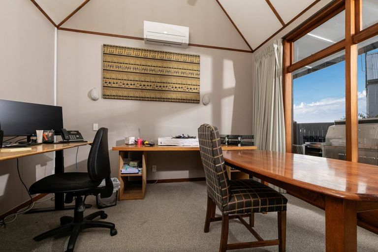 Photo of property in 15 Fairlea Road, Te Atatu South, Auckland, 0610