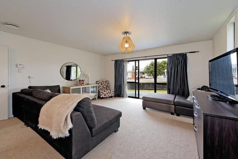 Photo of property in 2a Hughes Terrace, Te Atatu Peninsula, Auckland, 0610