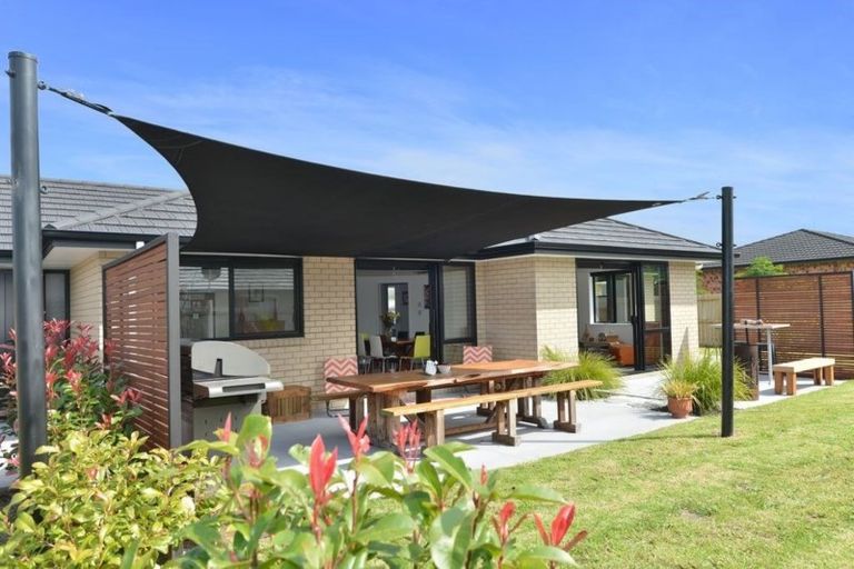 Photo of property in 16 Roto View, One Tree Point, 0118