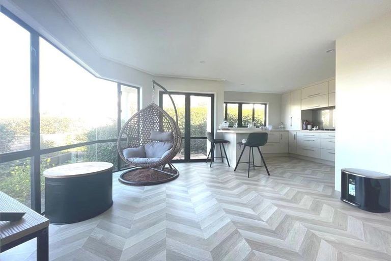 Photo of property in 10b Beach Road, Castor Bay, Auckland, 0620