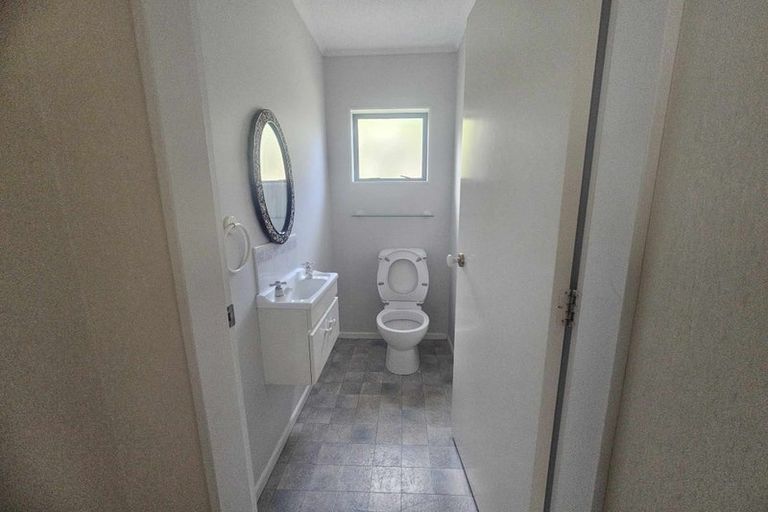 Photo of property in 3 Bayswater Place, Newlands, Wellington, 6037