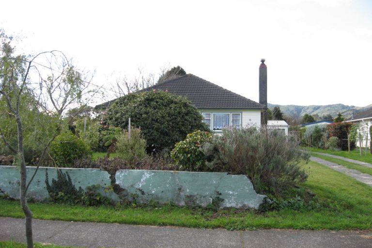 Photo of property in 16 Faulke Avenue, Wainuiomata, Lower Hutt, 5014