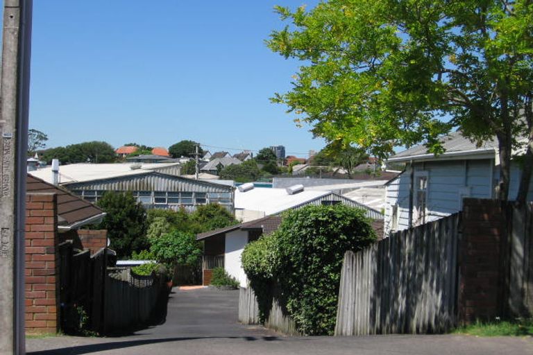 Photo of property in 2/2 Wolsley Avenue, Milford, Auckland, 0620