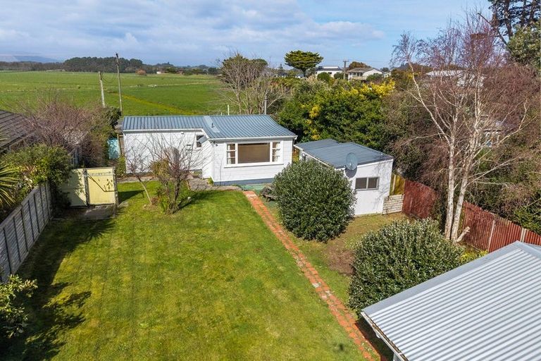 Photo of property in 674 Waikawa Beach Road, Waikawa Beach, Levin, 5573