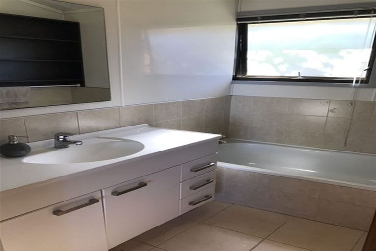 Photo of property in 12 Wesleydale Place, Papakura, 2110