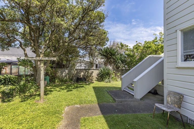 Photo of property in 1/139 Queens Drive, Lyall Bay, Wellington, 6022