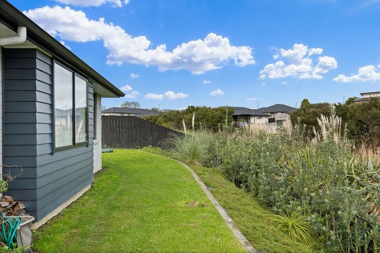 Photo of property in 19 Tahuna Minhinnick Drive, Glenbrook, Waiuku, 2681
