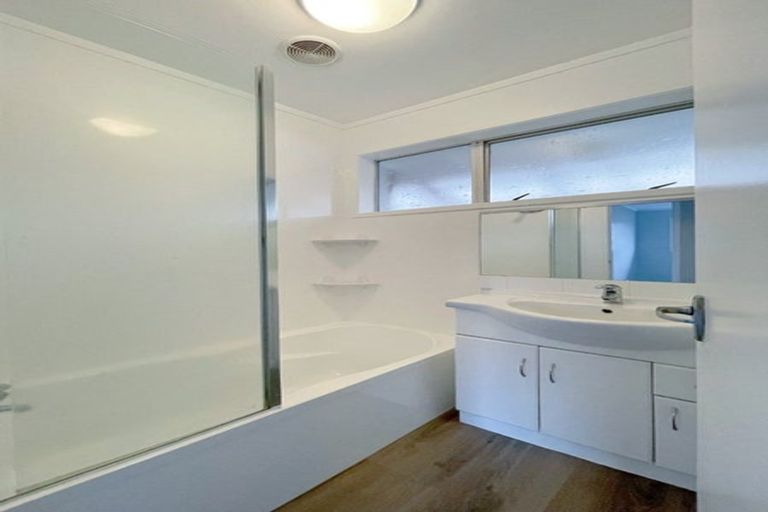 Photo of property in 2/82 Moore Street, Hillcrest, Auckland, 0627