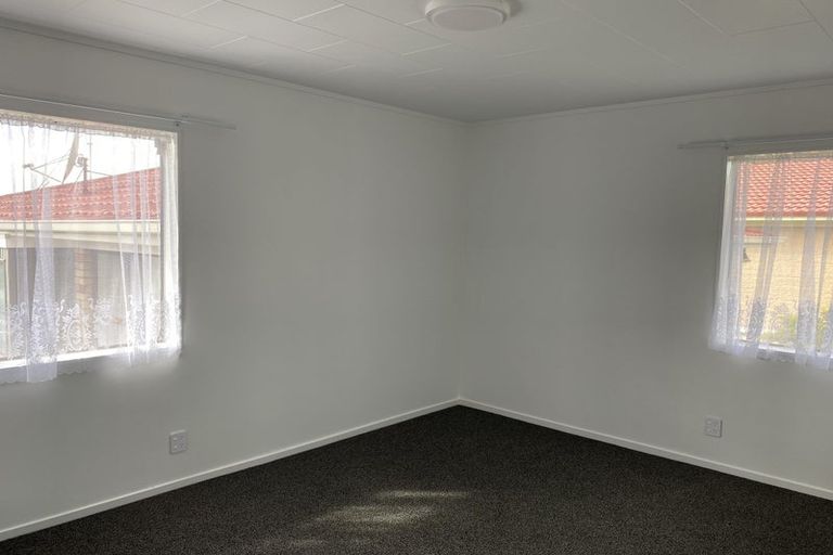 Photo of property in 2/27 Butterworth Drive, Glendene, Auckland, 0602